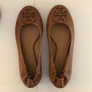 Tory Burch Reva pebbles tan flats